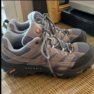 Merrell 8.5 women’s Brown and Gray hiking Shoes
